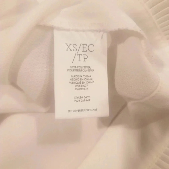 CAbi Style #3439 Pleated Hem Sleeveless Blouse Top Size XS White Button Up - Picture 7 of 10